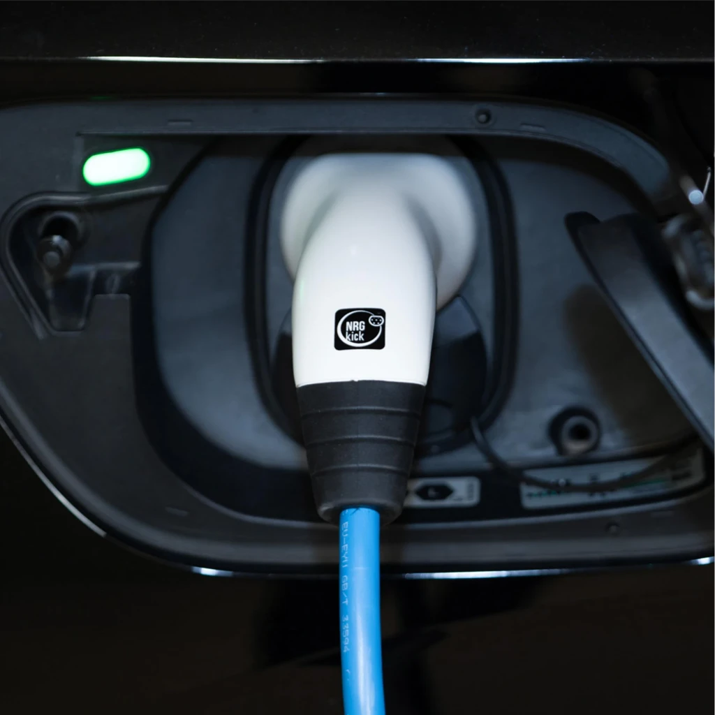 Cargador portátil para vehículo eléctrico NRGkick Mobile Wallbox 16A Pure Blanco 11kW, en uso: conector blanco enchufado