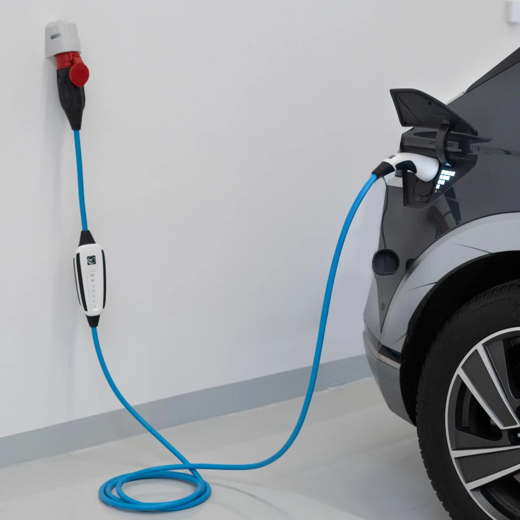 Cargador portátil para vehículo eléctrico NRGkick Mobile Wallbox 16A Pure Blanco 11kW, en uso: cable azul conectado
