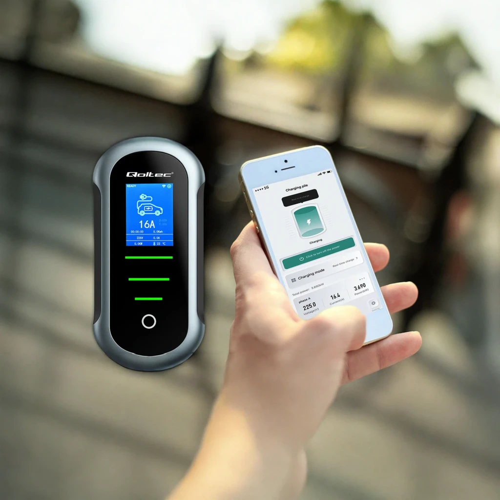 Cargador Coche Eléctrico Qoltec Negro 11kW Tipo 2 5m 52436, en uso: pantalla LCD activa y app de control en smartphone