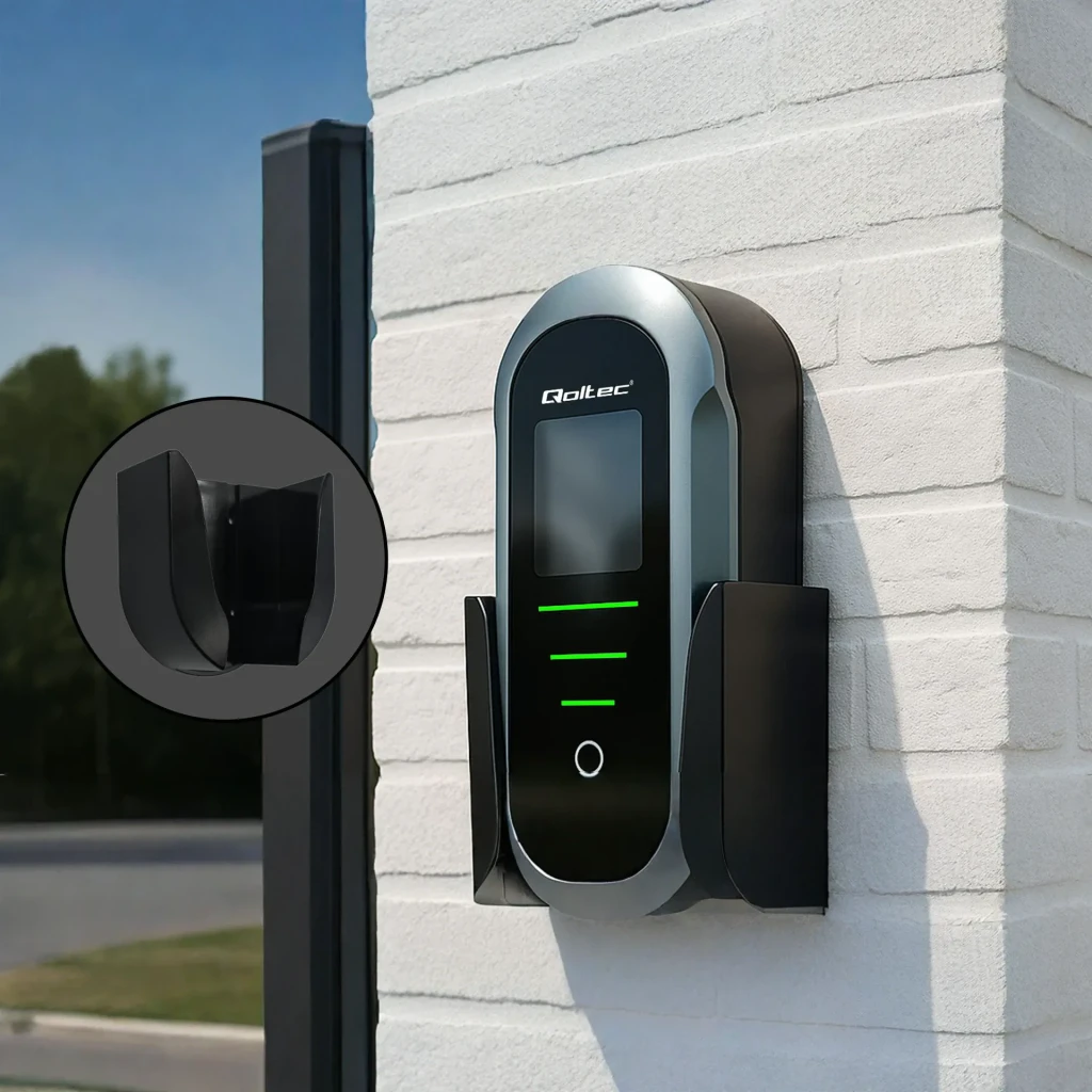 Cargador Coche Eléctrico Qoltec Negro 11kW Tipo 2 5m 52436, en uso: montado en pared exterior con LEDs verdes activos