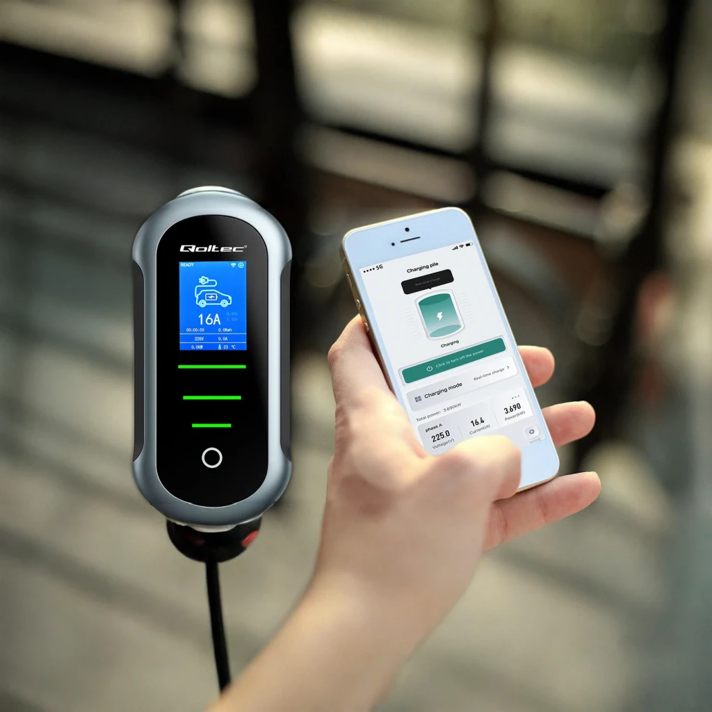 Cargador para coche eléctrico Qoltec 2 en 1 Tipo 2 Gris 7kW 5m 52721, en uso: mano sostiene smartphone con app de carga