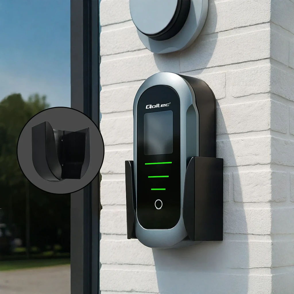 Cargador para coche eléctrico Qoltec 2 en 1 Tipo 2 Gris 7kW 5m 52721, en uso: montado en pared exterior con LEDs verdes