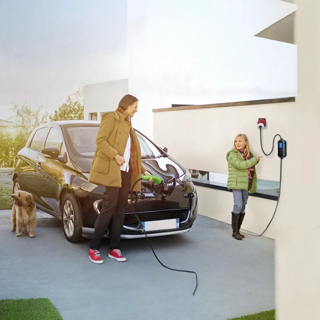 Cargador para coche eléctrico Qoltec 2 en 1 Tipo 2 Gris 7kW 5m 52721, en uso: mujer conecta cable al coche mientras niña