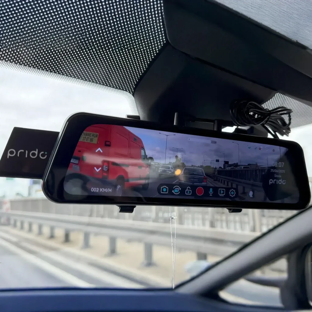 Dashcam Prido X8 4K Wi-Fi GPS Preto 2CH, em uso: espelho retrovisor instalado exibindo gravação frontal com tráfego