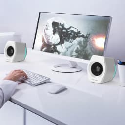 Altavoces Edifier G2000 32W Bluetooth blancos, en uso: par flanqueando monitor gaming con iluminación RGB azul