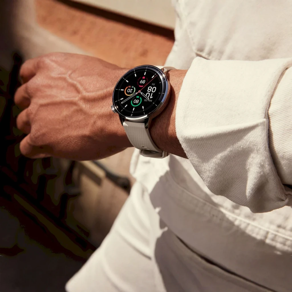 OnePlus Watch 3 43mm Prata NFC FC, SpO2, Barómetro Bateria 7 Dias, em uso: relógio no pulso com mostrador ativo e bracelete