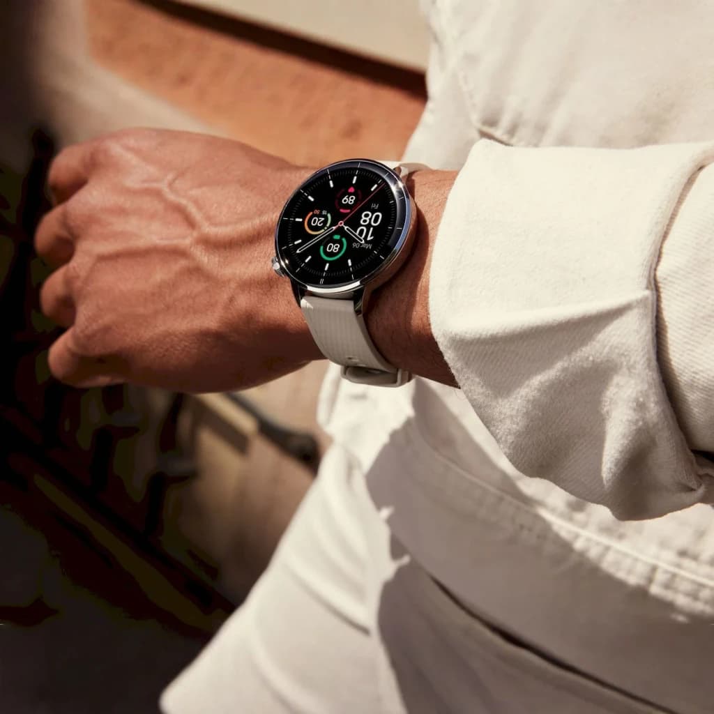 OnePlus Watch 3 43mm Prata NFC FC, SpO2, Barómetro Bateria 7 Dias, em uso: relógio no pulso com mostrador ativo e bracelete