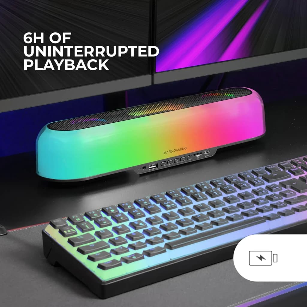 Barra de Som Mars Gaming MSB-ORB RGB 20W 6h Bluetooth 5.3, em uso: iluminação RGB multicolor sobre secretária com monitor