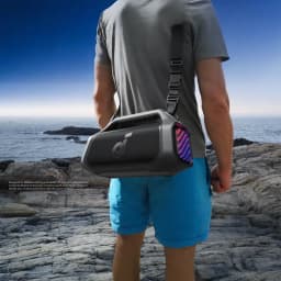 Altavoz portátil Anker Soundcore Boom 2 Plus 140W 20h Bluetooth 5.3 Negro, en uso: persona cargándolo con correa en exterior
