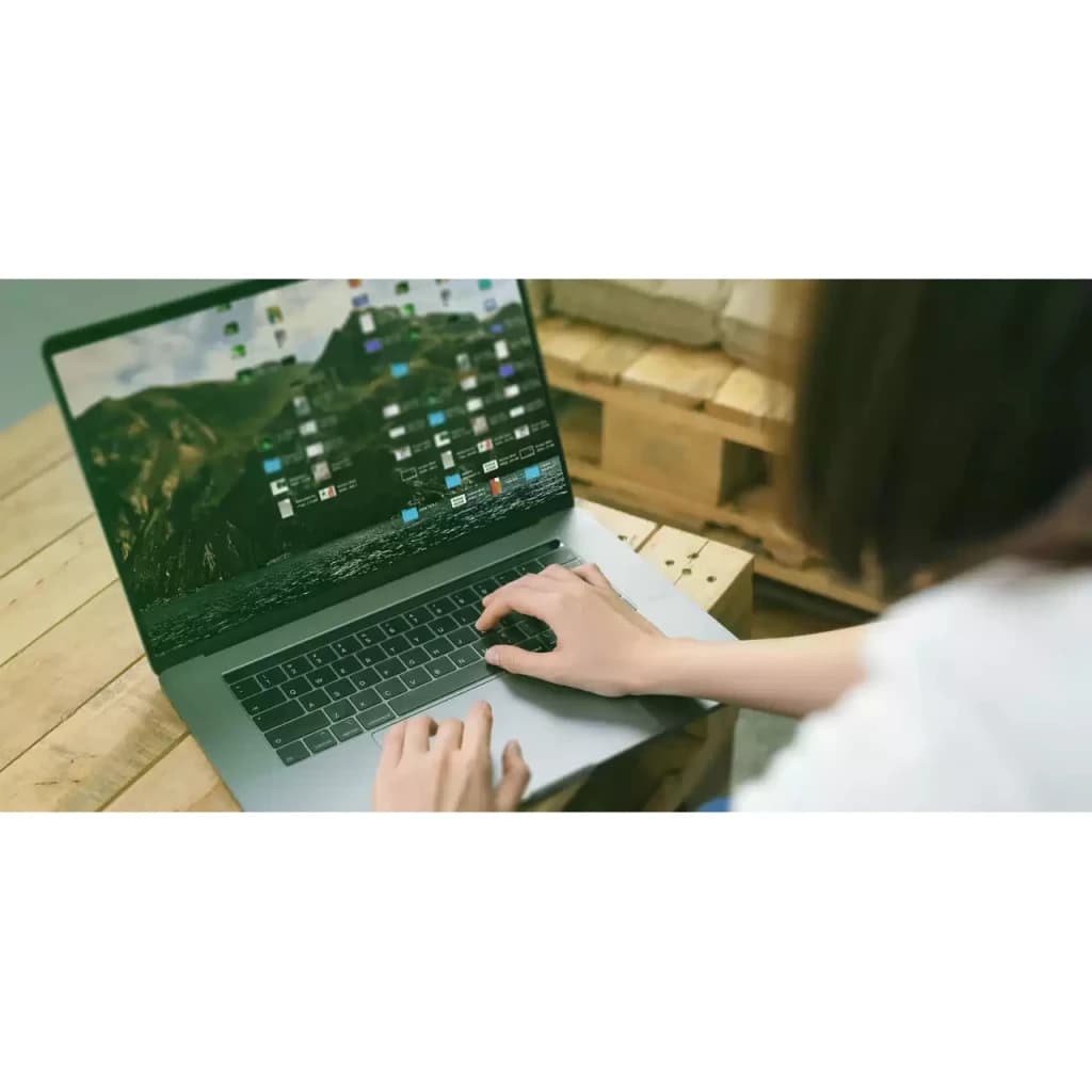 SSD Western Digital Green SN350 250GB M.2 NVMe PCIe 3.0, uso: mujer trabajando en portátil con escritorio lleno de archivos
