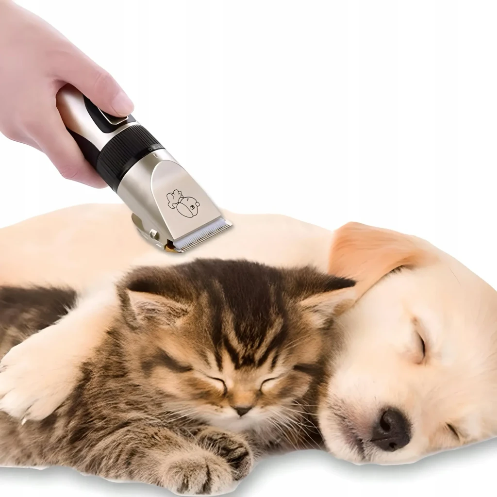 Cortapelos para mascotas Extralink Pets 240min Perros y Gatos EX.25661, uso: mano sosteniendo la cortapelos sobre gato