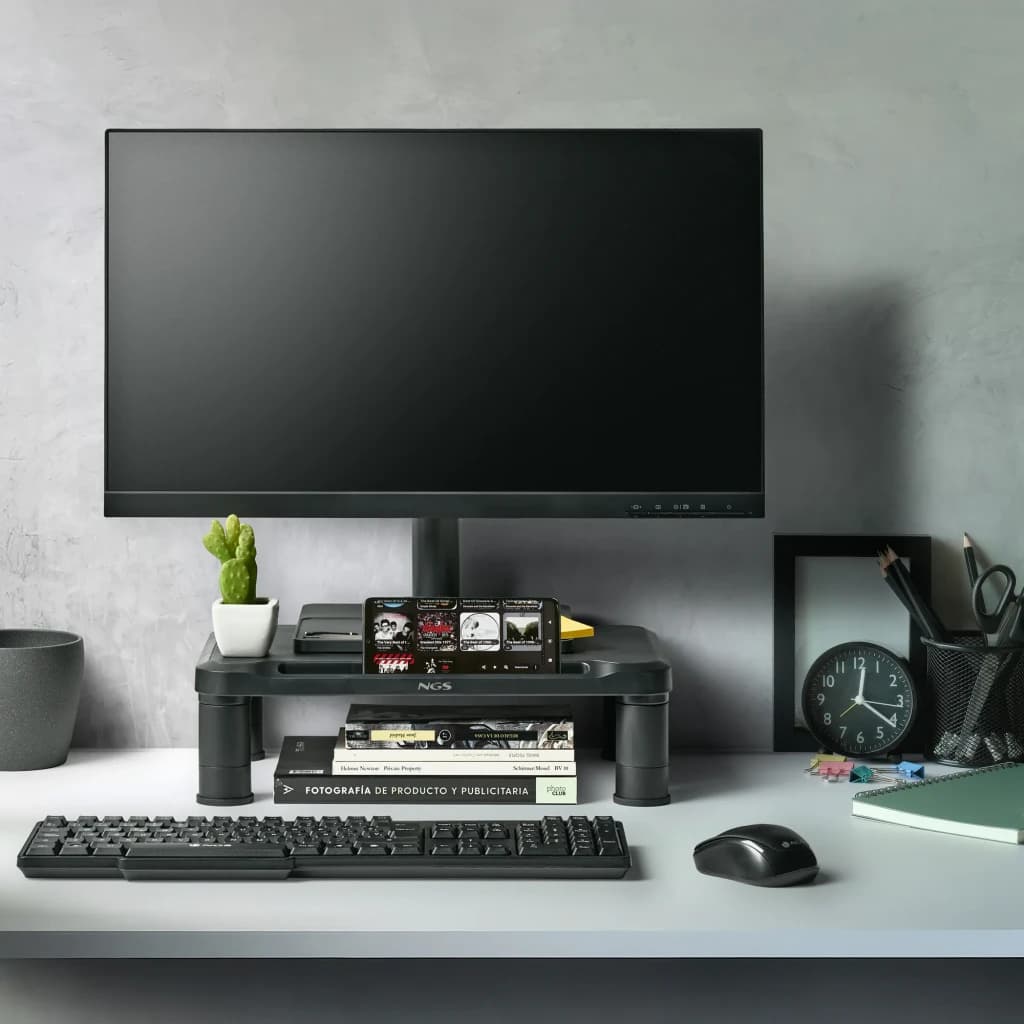 Suporte de Monitor NGS Screen Stand Preto Secretária Independente, em uso: suporte elevando monitor com objetos