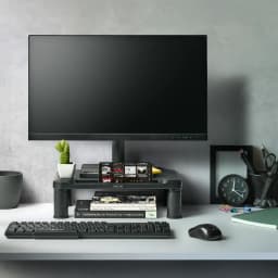Suporte de Monitor NGS Screen Stand Preto Secretária Independente, em uso: suporte elevando monitor com objetos