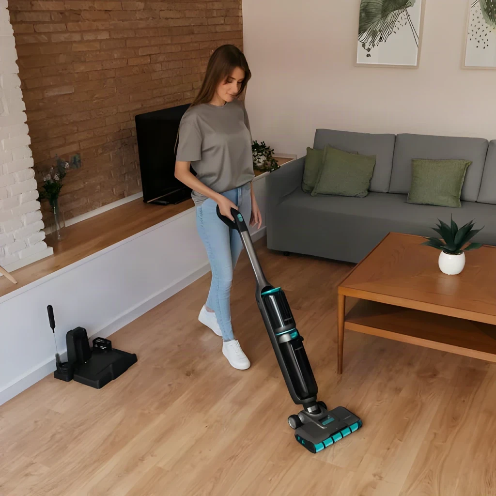 Aspirador Esfregona Cecotec FreeGo Wash&Vacuum Spray Sem Fios 250W 35min, uso: mulher a lavar chão de madeira em sala