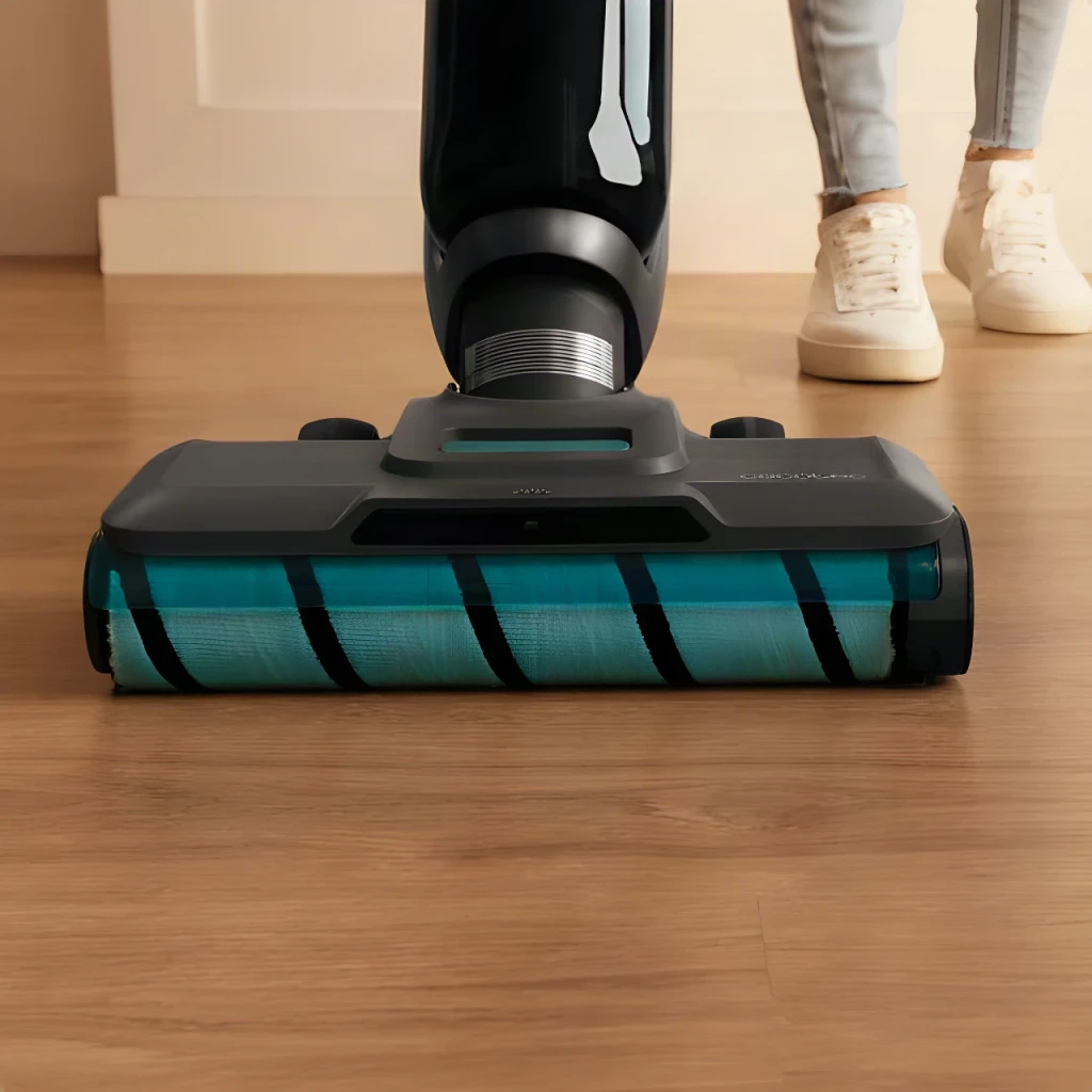 Aspirador Esfregona Cecotec FreeGo Wash&Vacuum Spray Sem Fios 250W 35min, detalhe cabeça: rolo turquesa sobre chão laminado