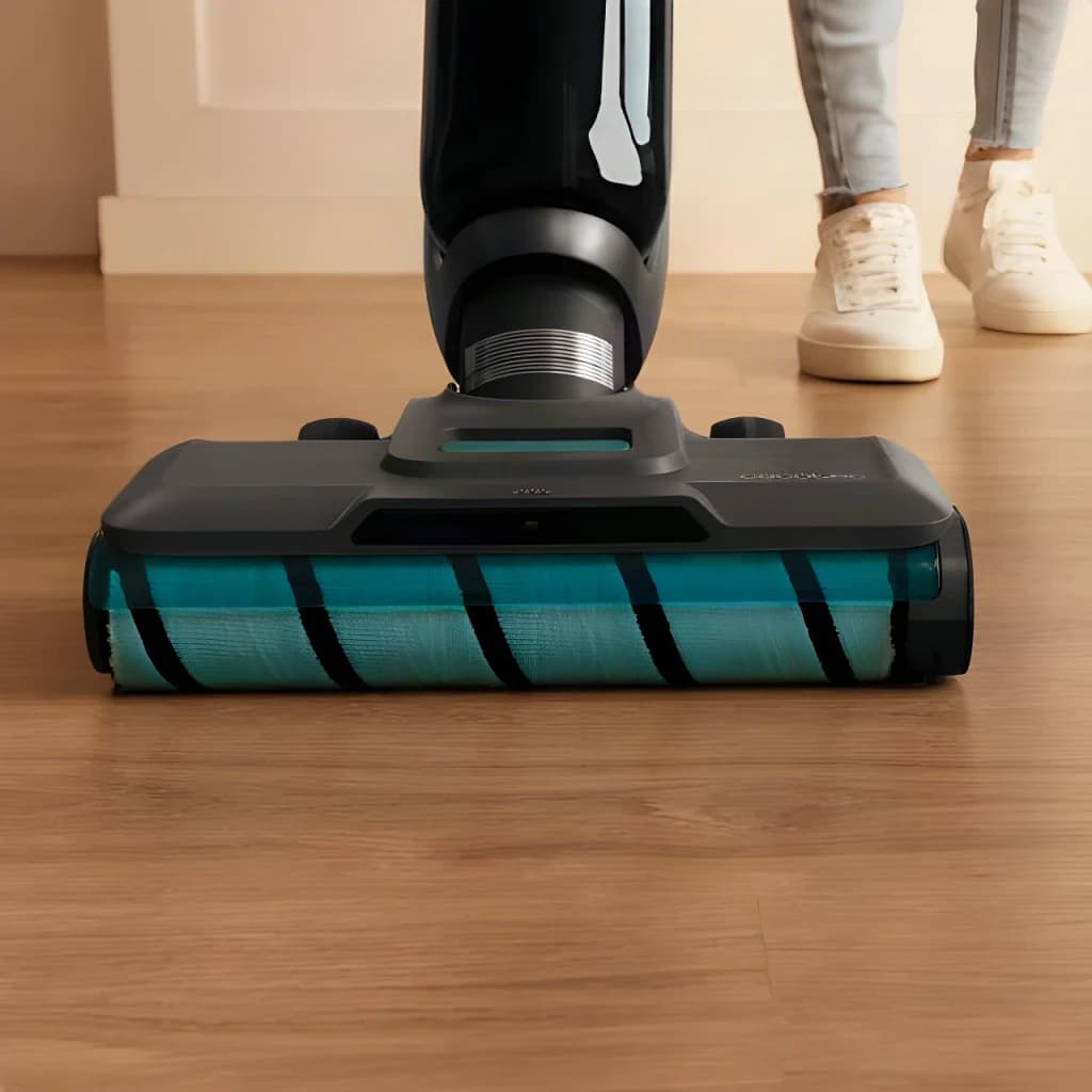 Aspirador Esfregona Cecotec FreeGo Wash&Vacuum Spray Sem Fios 250W 35min, detalhe cabeça: rolo turquesa sobre chão laminado