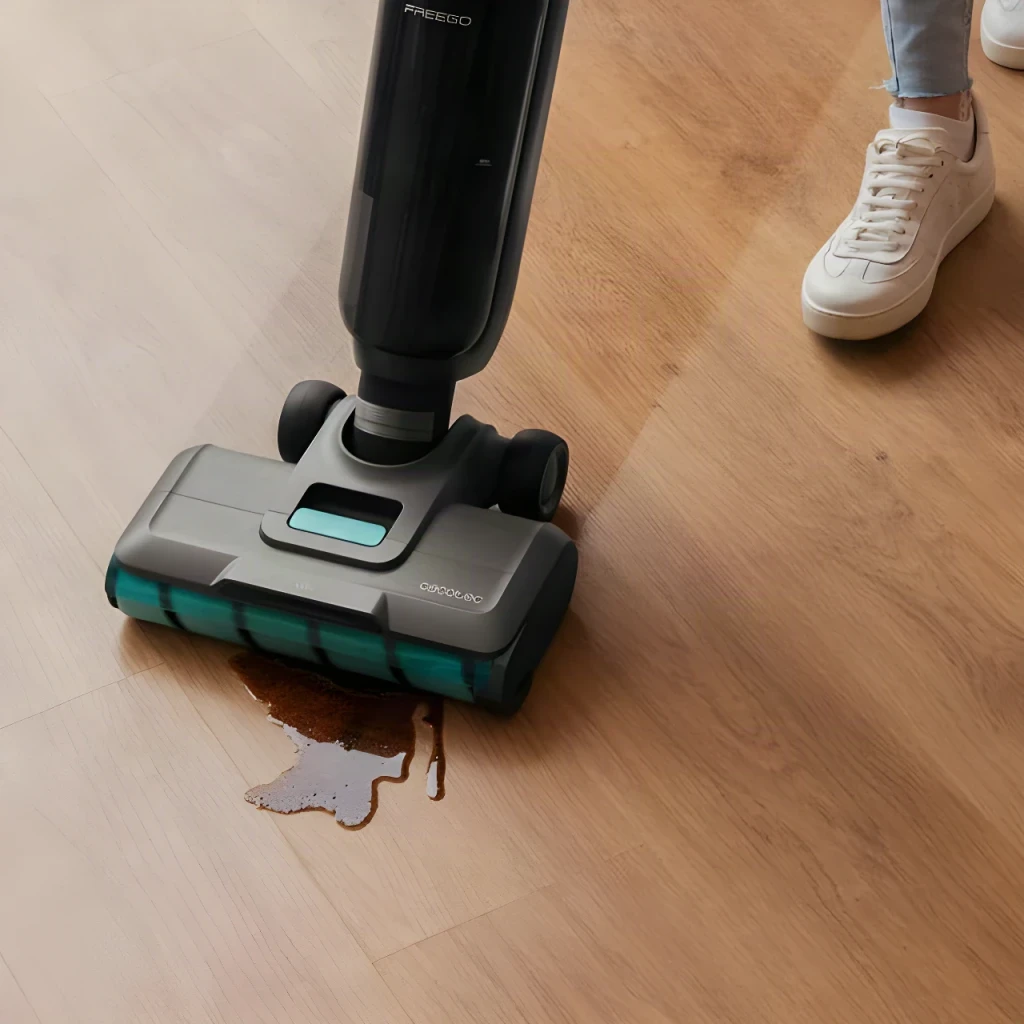Aspirador Esfregona Cecotec FreeGo Wash&Vacuum Spray Sem Fios 250W 35min, detalhe: cabeçote com rolo verde a limpar mancha