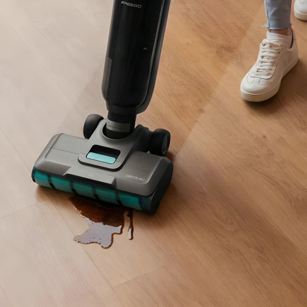 Aspirador Esfregona Cecotec FreeGo Wash&Vacuum Spray Sem Fios 250W 35min, detalhe: cabeçote com rolo verde a limpar mancha