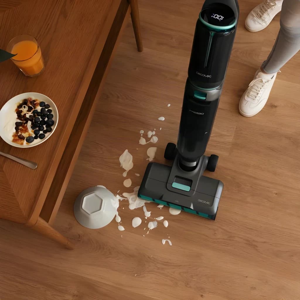Aspirador Esfregona Cecotec FreeGo Wash&Vacuum Spray Sem Fios 250W 35min, uso: limpando leite derramado em chão de madeira