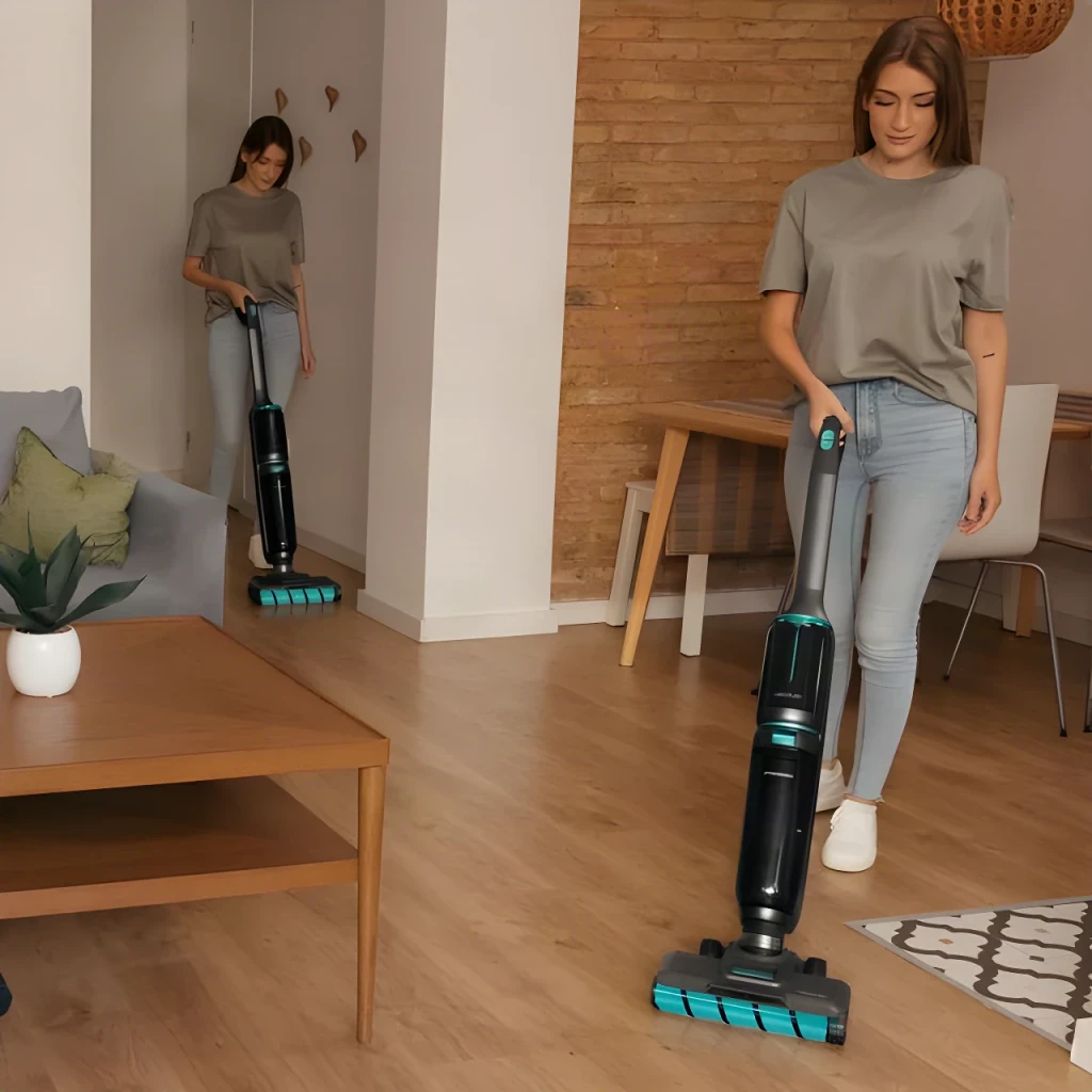 Aspirador Esfregona Cecotec FreeGo Wash&Vacuum Spray Sem Fios 250W 35min, uso: mulher a limpar chão de madeira em sala