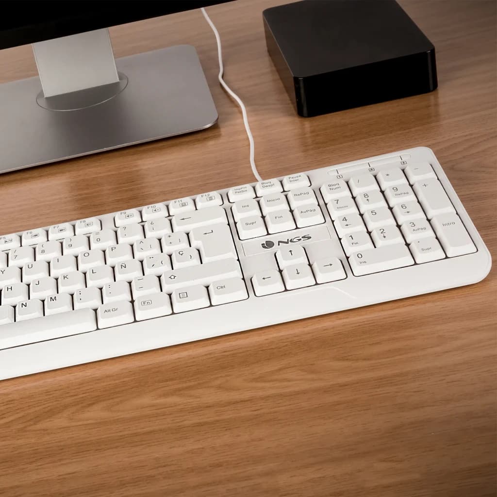 Teclado NGS Spike Branco USB Espanhol, vista em secretária: teclado completo com teclado numérico sobre superfície de madeira