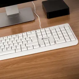 Teclado NGS Spike Branco USB Espanhol, vista em secretária: teclado completo com teclado numérico sobre superfície de madeira