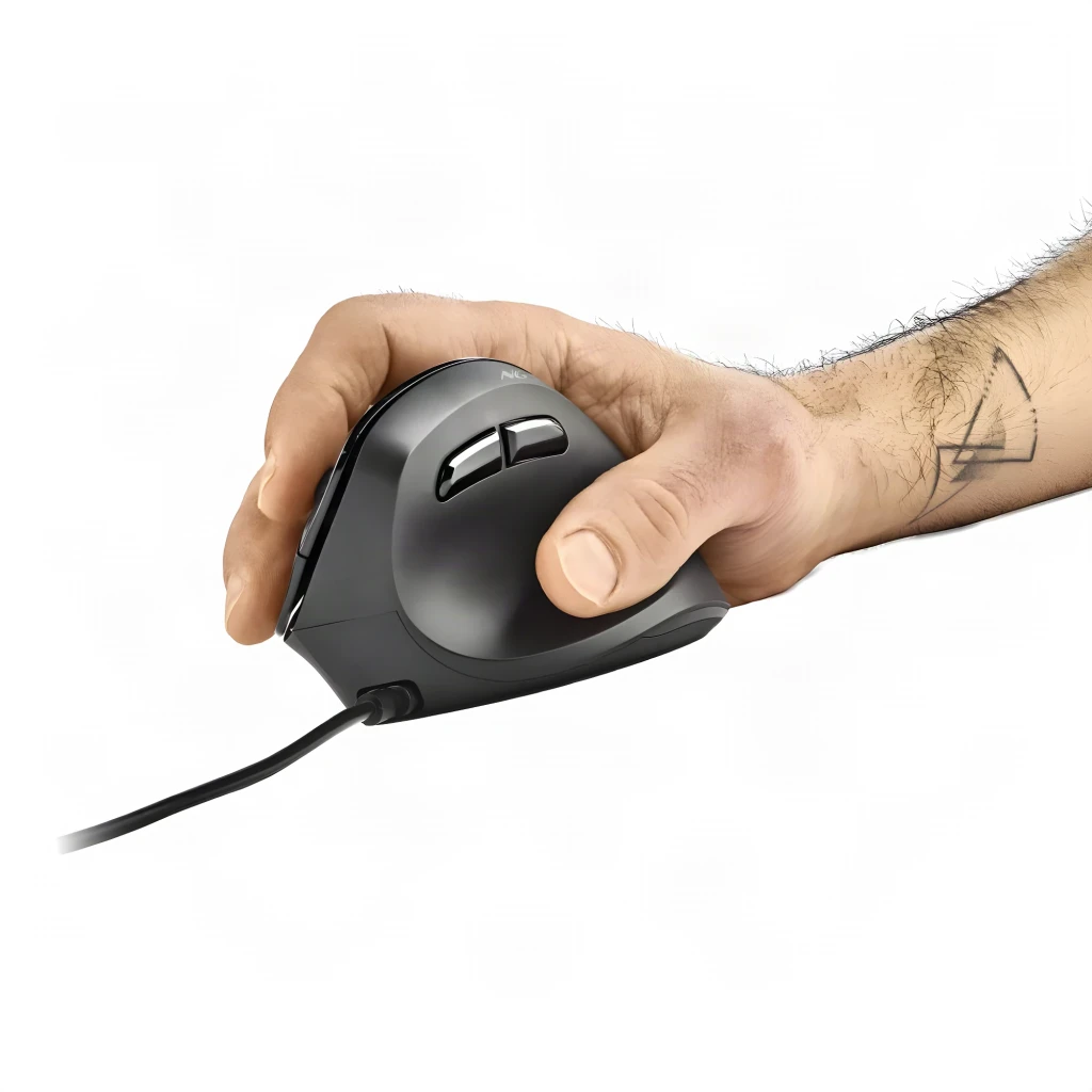 Ratón NGS Samsara 3200 DPI Negro, en mano: agarre ergonómico vertical con cable USB visible lateralmente