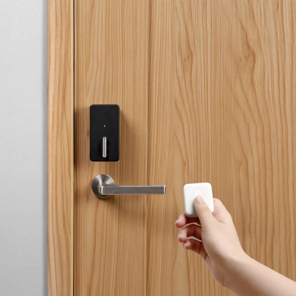 Mando a distancia inteligente SwitchBot Remote W0301700 Bluetooth 5.0, uso: mano presionando el mando frente a cerradura