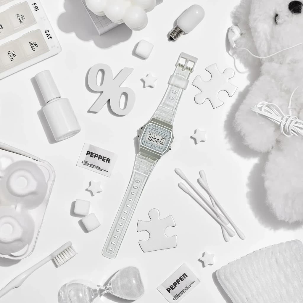 Casio F-91WS-7 Collection Argenté/Blanc Batterie 7 Ans Résistante à l'eau, en situation: flatlay bracelet translucide