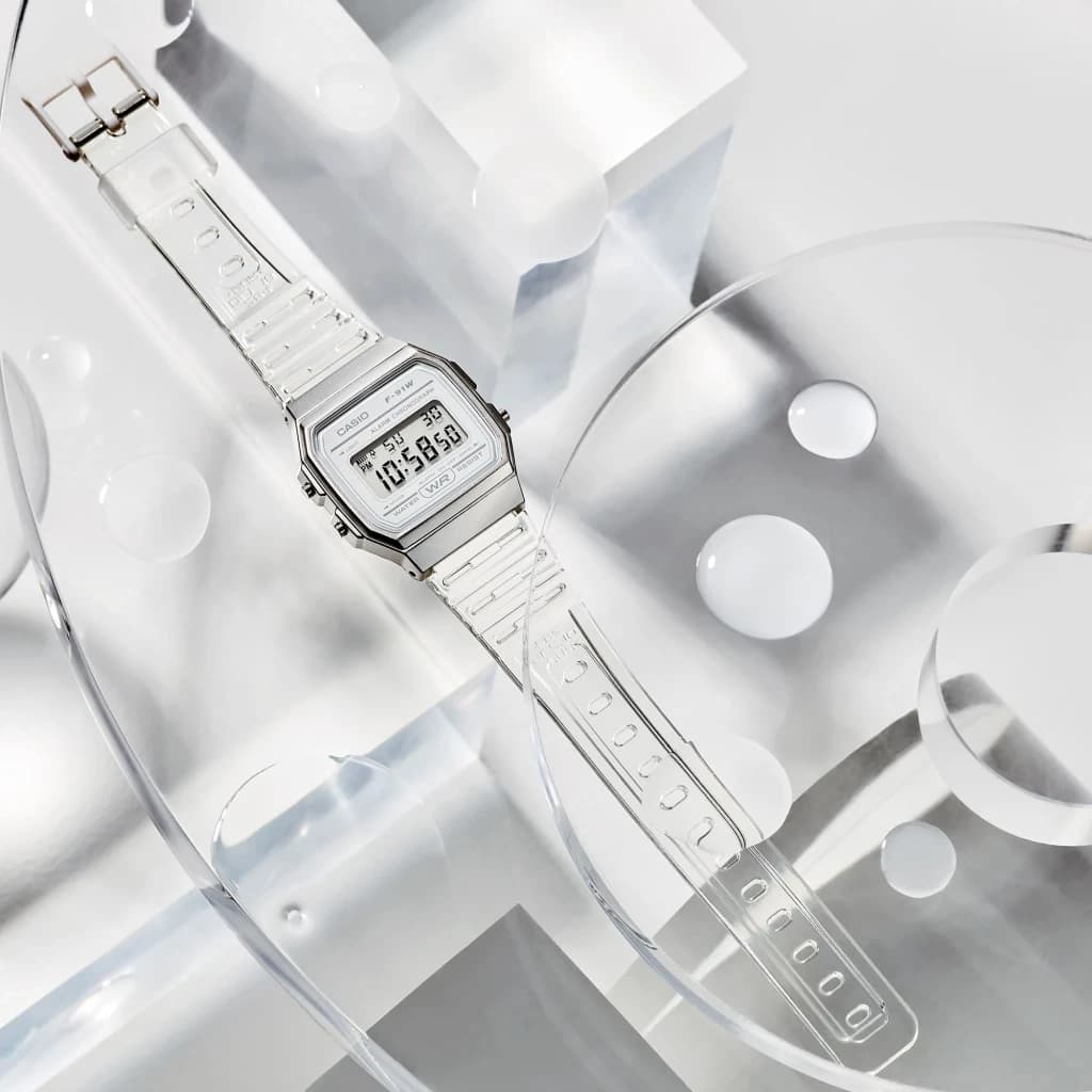 Casio F-91WS-7 Collection Argenté/Blanc Batterie 7 Ans Résistante à l'eau, en utilisation: vue zénithale sur scène acrylique