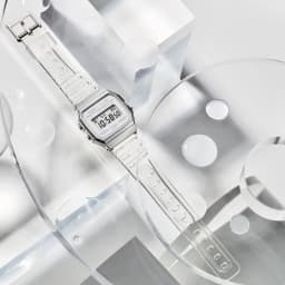 Casio F-91WS-7 Collection Argenté/Blanc Batterie 7 Ans Résistante à l'eau, en utilisation: vue zénithale sur scène acrylique