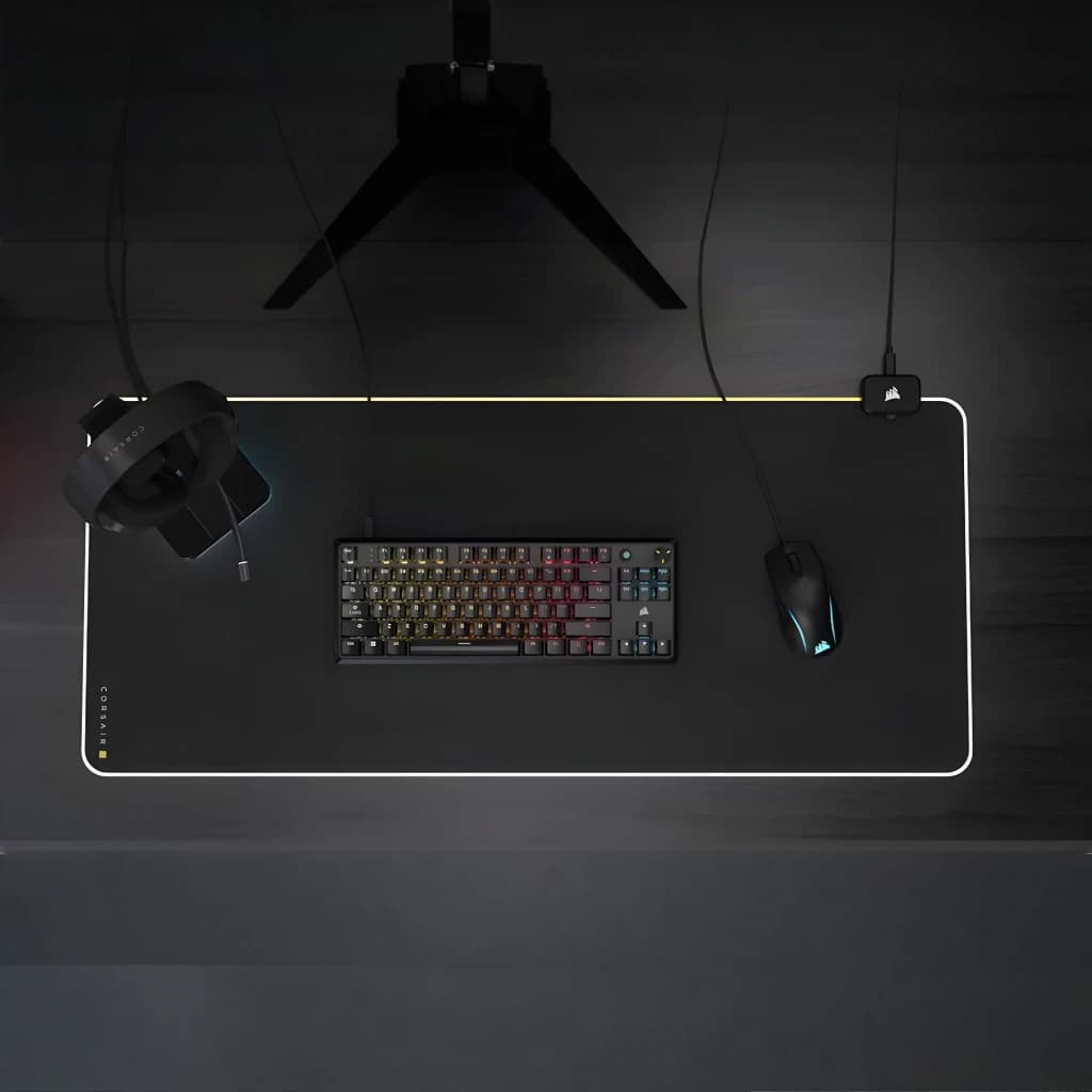 Teclado Gaming Corsair K70 CORE TKL Mecánico MLX Red RGB Negro, vista cenital: sobre mousepad con ratón y soporte Corsair