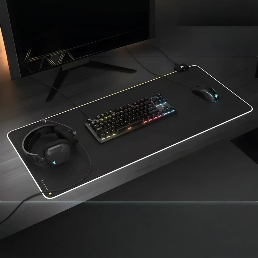 Teclado Gaming Corsair K70 CORE TKL Mecánico MLX Red RGB Negro, vista cenital: sobre mousepad con auriculares y ratón Corsair
