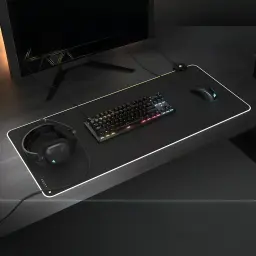 Teclado Gaming Corsair K70 CORE TKL Mecánico MLX Red RGB Negro, vista cenital: sobre mousepad con auriculares y ratón Corsair