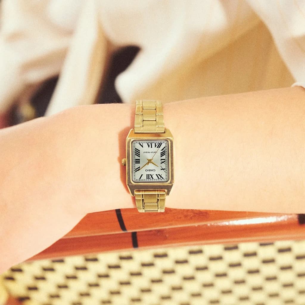 Casio LTP-V007G-9BUDF Acier inoxydable Montre femme 22mm au poignet, cadran blanc chiffres romains et bracelet doré