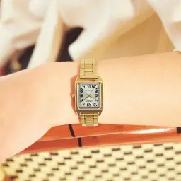 Casio LTP-V007G-9BUDF Acier inoxydable Montre femme 22mm au poignet, cadran blanc chiffres romains et bracelet doré