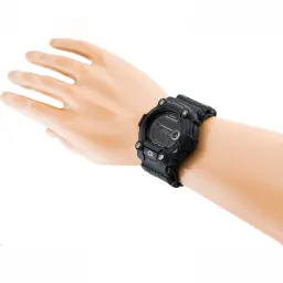 Casio G-Shock GW-7900B-1ER 20ATM Solaire Synchronisation Radio noir, en utilisation: montre au poignet de mannequin, cadran