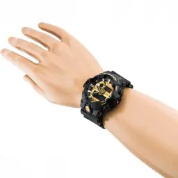 Casio G-Shock GA-710GB-1AER Cronómetro, Hora Mundial, Alarma Batería 5 Años en uso: reloj negro con esfera dorada en muñeca