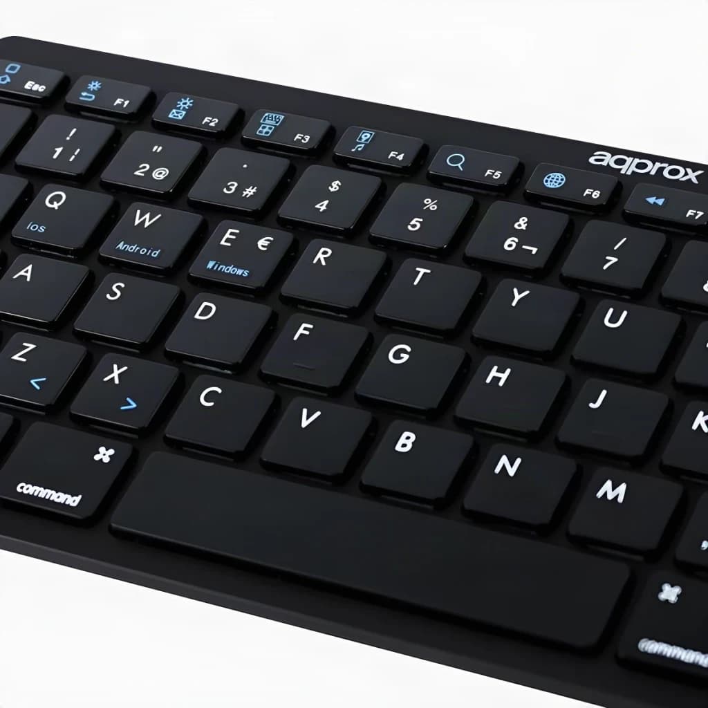 Teclado Approx Negro Bluetooth Español APPMX300BTB, detalle: teclas negras con leyendas blancas y azules, logo approx visible