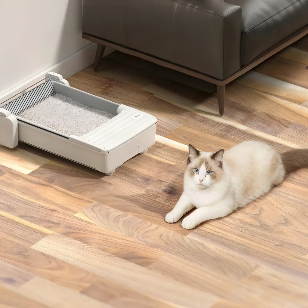 Liteira Autolimpante UBPet C31 5,4L Branco App Móvel 4 Sensores de Peso, em uso: gato ragdoll deitado junto à liteira aberta