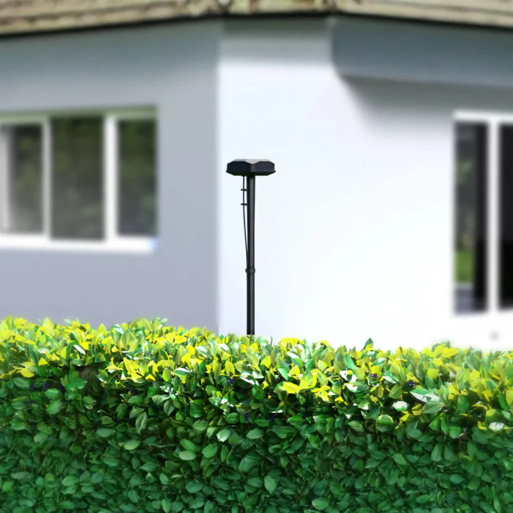 Antena amplificadora Segway-Navimow Compatível X3/X4 Preto X3A11E, em uso: instalada em jardim em poste preto, sebe verde