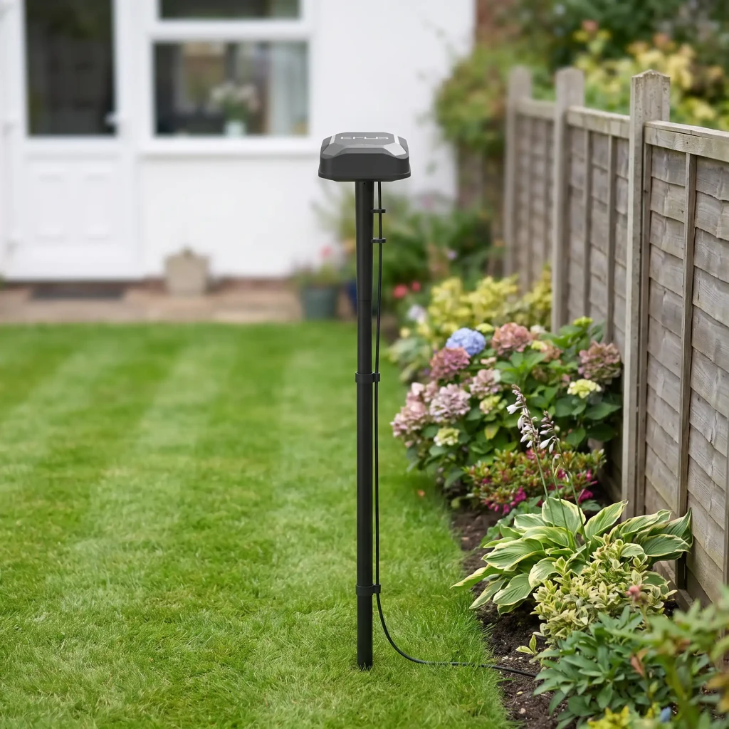 Antena amplificadora Segway-Navimow Compatível X3/X4 Preto X3A11E, em uso: instalada em jardim sobre haste preta com cabo