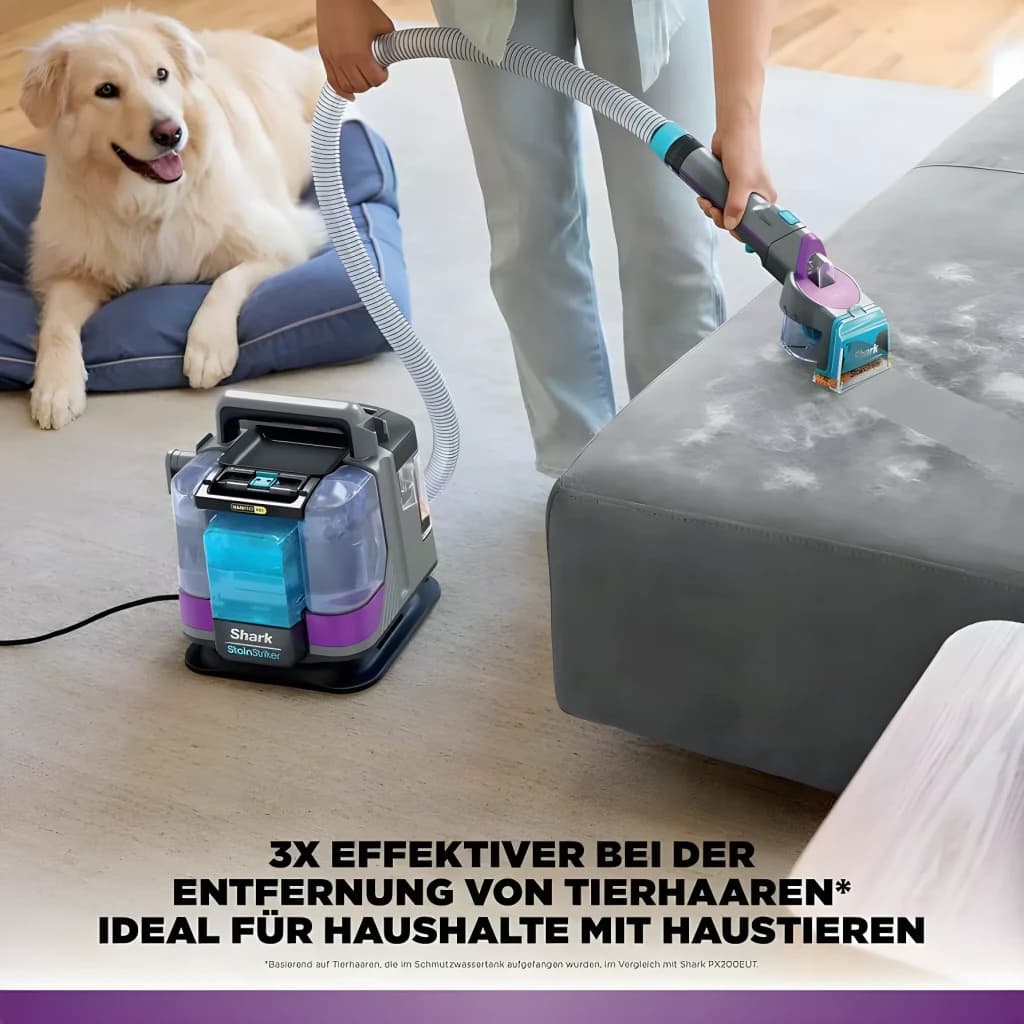 Aspirador de mano Shark StainStriker HairPro 450W 4,5m cable PX250EUT, en uso: limpiando tapizado de sofá con accesorio