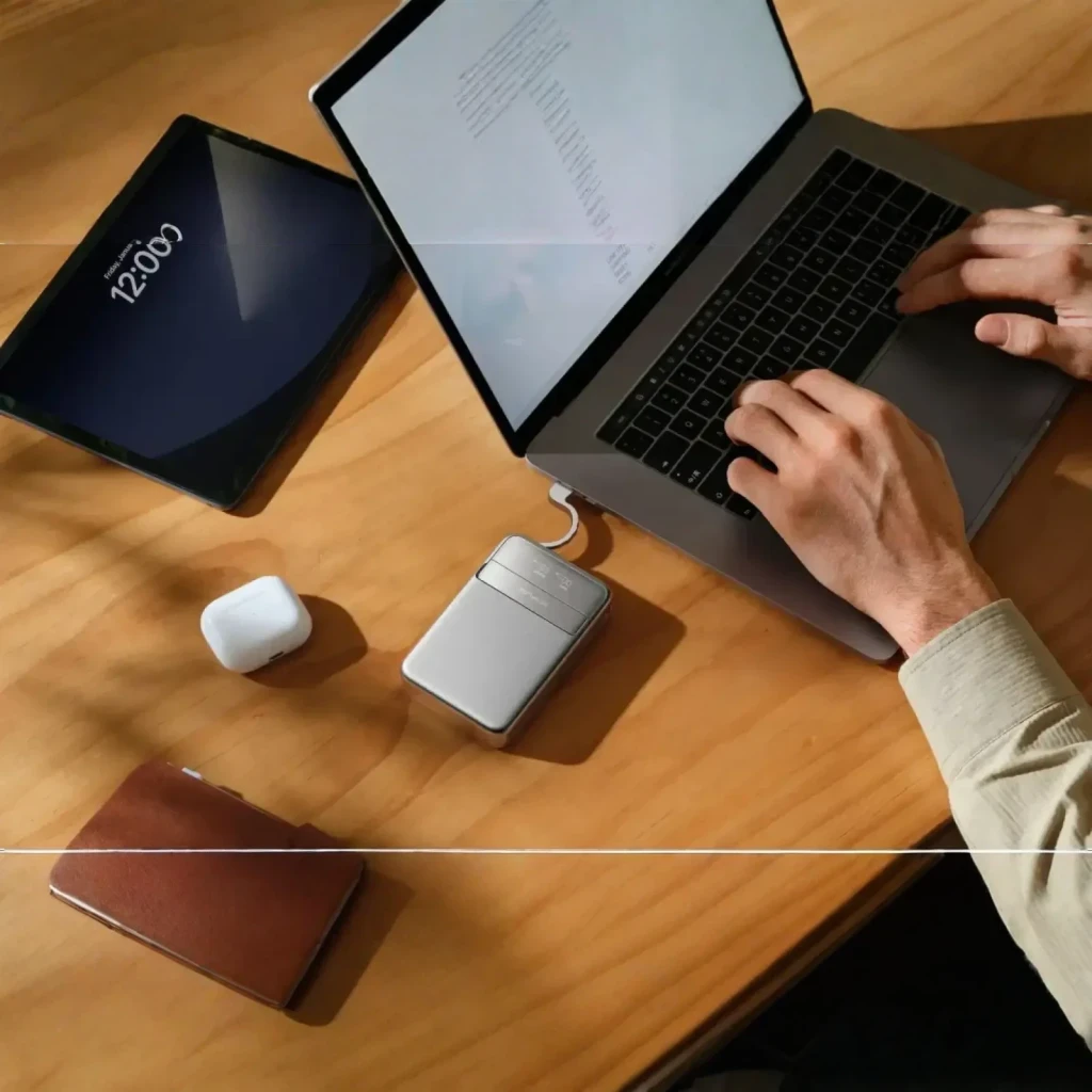 Power Bank EcoFlow RAPID 5000 5000mAh Bleu Qi2 15W Câble USB-C intégré 30W, vue zénithale: sur bureau en bois avec laptop