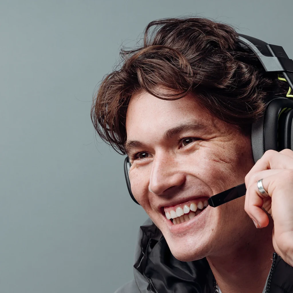 Auriculares Logitech ASTRO Gaming A10 Gen 2 con Micrófono PC/Mac/Xbox/PS, lifestyle: hombre sonriente con auriculares