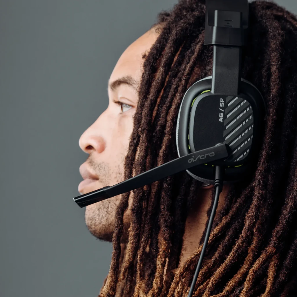 Auriculares Logitech ASTRO Gaming A10 Gen 2 con Micrófono PC/Mac/Xbox/PS, uso: hombre de perfil con auricular puesto