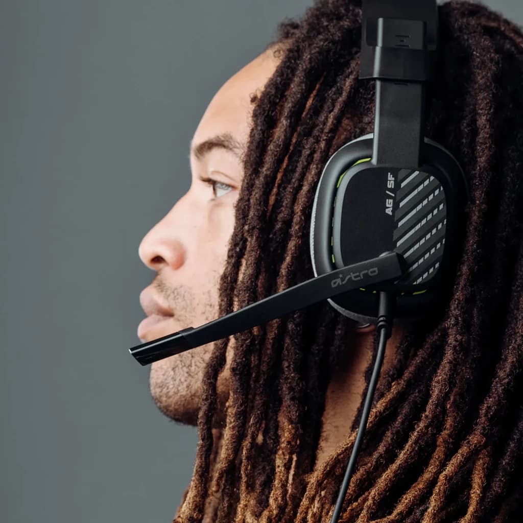 Auriculares Logitech ASTRO Gaming A10 Gen 2 con Micrófono PC/Mac/Xbox/PS, uso: hombre de perfil con auricular puesto