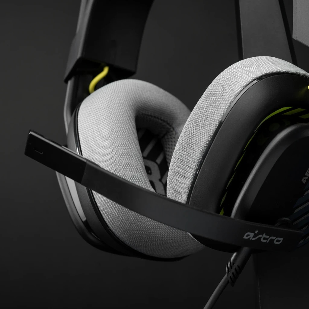 Auriculares Logitech ASTRO Gaming A10 Gen 2 con Micrófono PC/Mac/Xbox/PS, detalle: almohadilla gris, brazo de micrófono