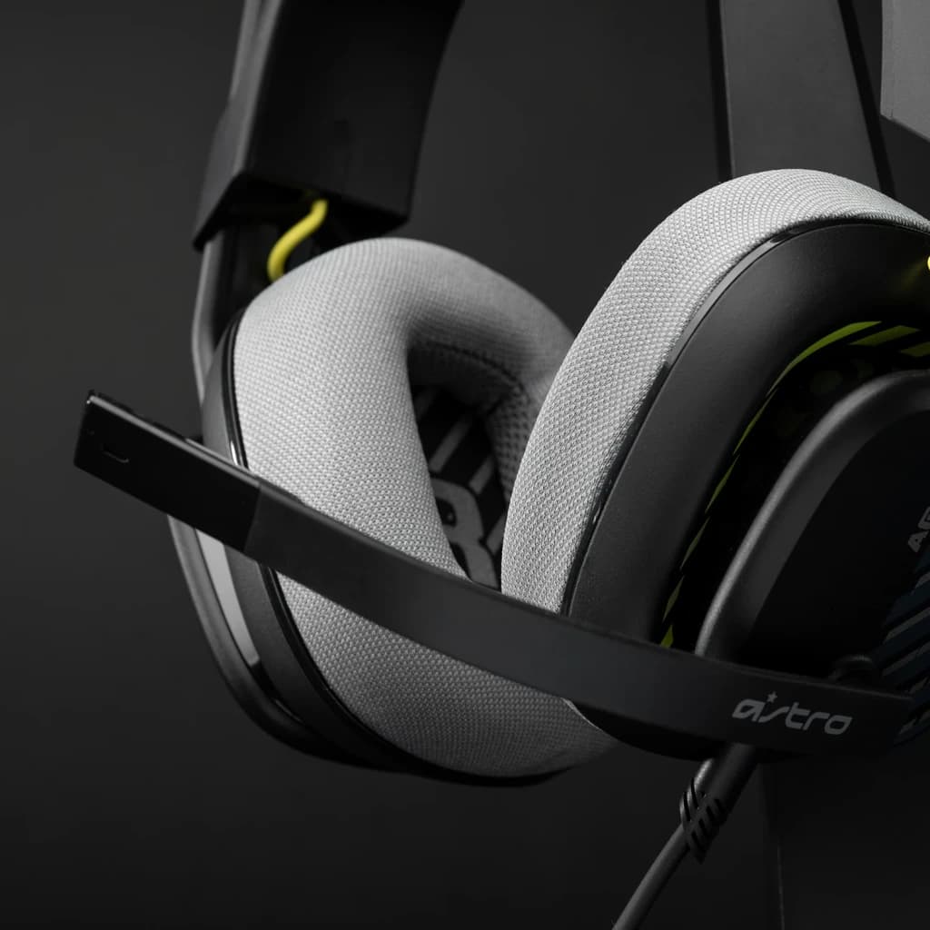 Auriculares Logitech ASTRO Gaming A10 Gen 2 con Micrófono PC/Mac/Xbox/PS, detalle: almohadilla gris, brazo de micrófono