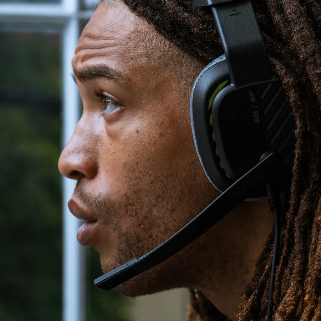 Auriculares Logitech ASTRO Gaming A10 Gen 2 con Micrófono PC/Mac/Xbox/PS, uso: perfil lateral de jugador con auricular negro